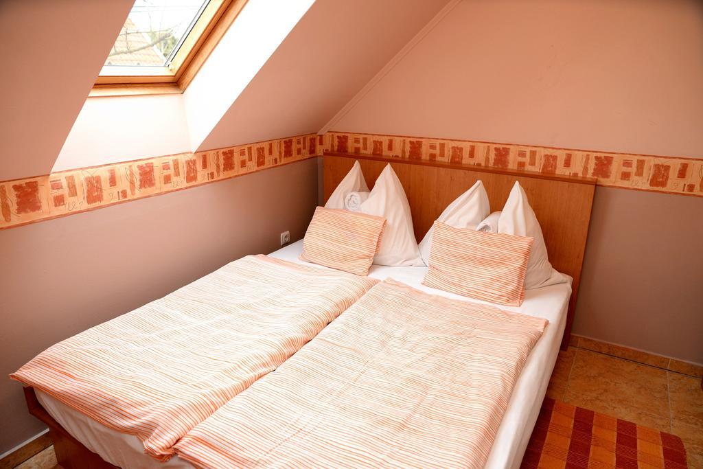 Abbázia Apartman Villa Gyula Habitación foto